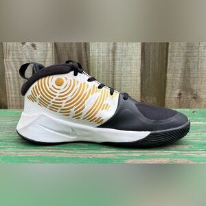 Nike Team Hustle D9 Youth Boys Size 5Y Basketball Shoes AQ4224-004 Black Sneaker